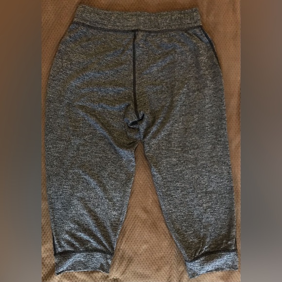 NWOT Under Armour Charcoal Loose Fit Drawstring Workout Capris - S - Picture 7 of 7